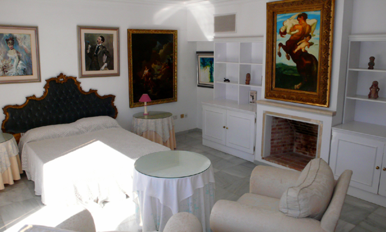 Villa à vendre en première ligne de plage sur la Mille d' Or, près de Marbella centre 24