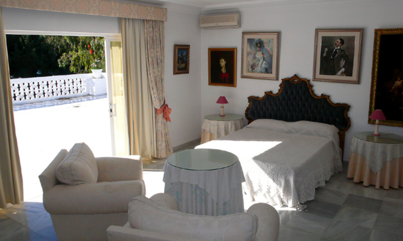 Villa à vendre en première ligne de plage sur la Mille d' Or, près de Marbella centre 25