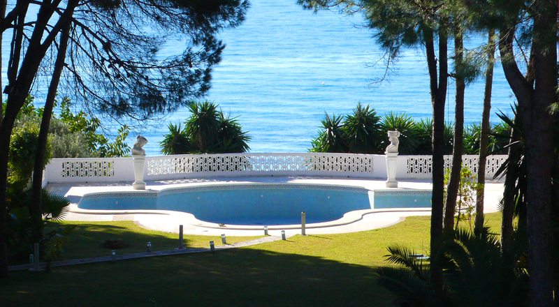 Villa à vendre en première ligne de plage sur la Mille d' Or, près de Marbella centre