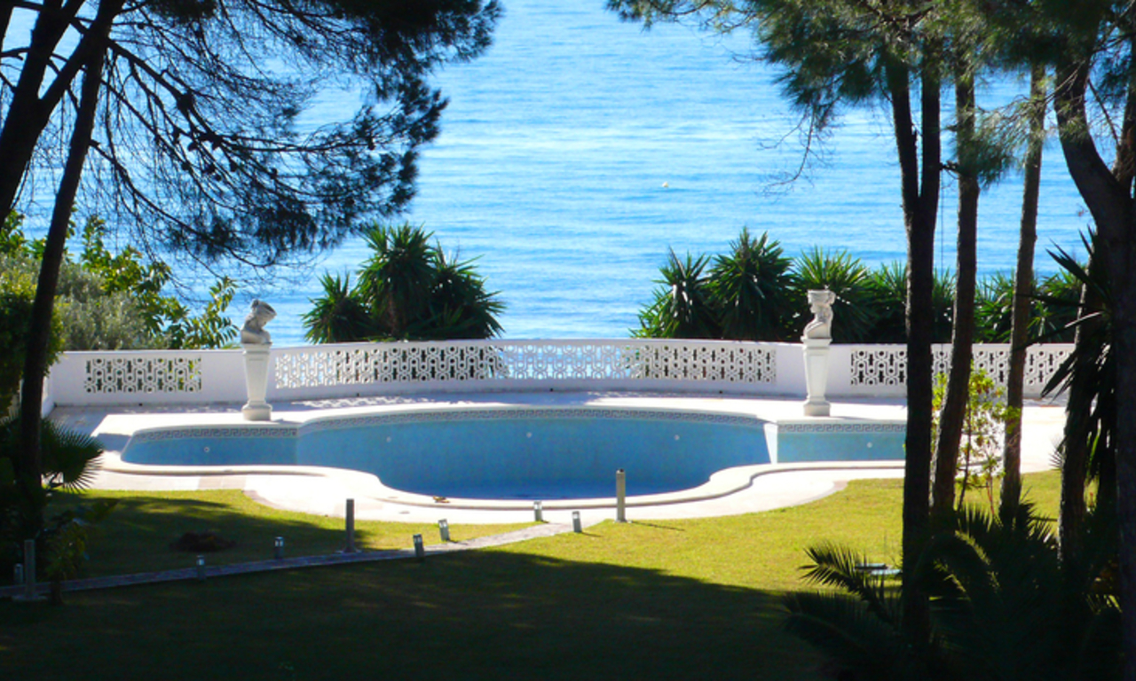 Villa à vendre en première ligne de plage sur la Mille d' Or, près de Marbella centre 0