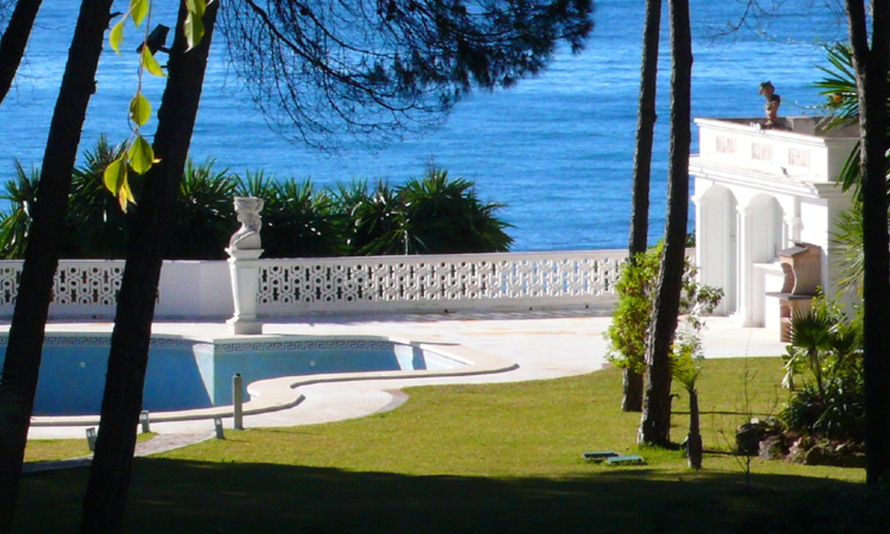 Villa à vendre en première ligne de plage sur la Mille d' Or, près de Marbella centre 1