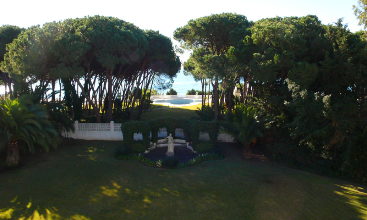 Villa à vendre en première ligne de plage sur la Mille d' Or, près de Marbella centre 2