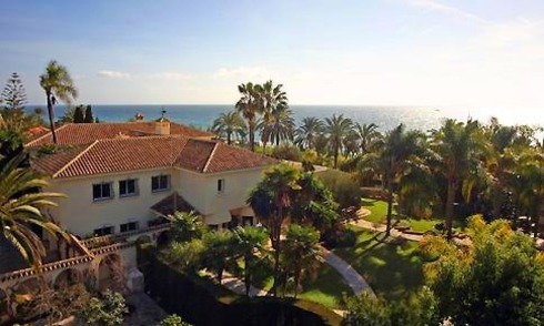 Propriété en première ligne de plage à vendre à Los Monteros Playa, Marbella 