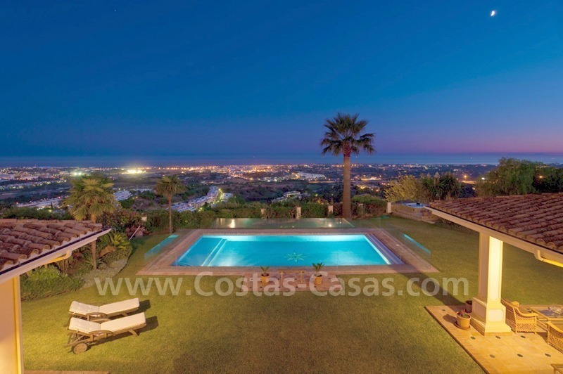 Villa exclusive à vendre avec des vues spéctaculaires, située dans un complexe fermé prestigieux dans la zone de Marbella - Benahavis