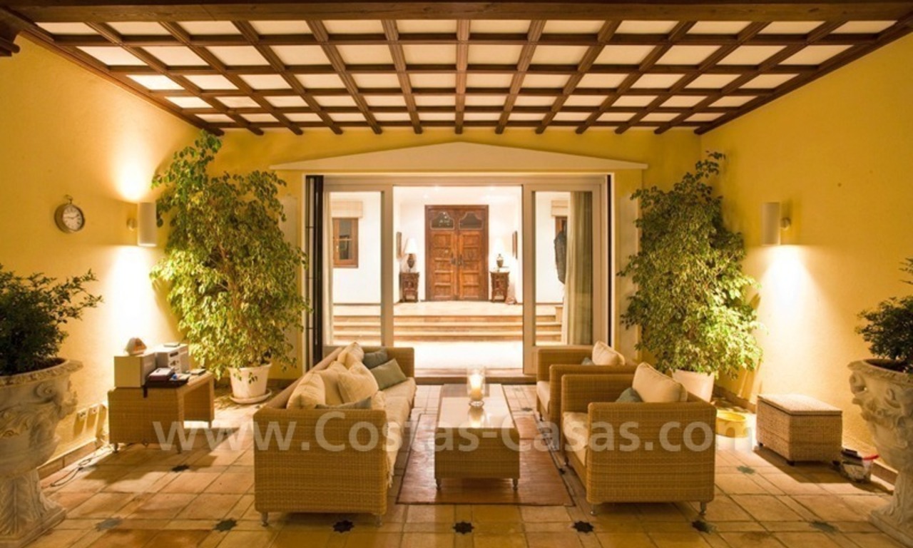 Villa exclusive à vendre avec des vues spéctaculaires, située dans un complexe fermé prestigieux dans la zone de Marbella - Benahavis 2