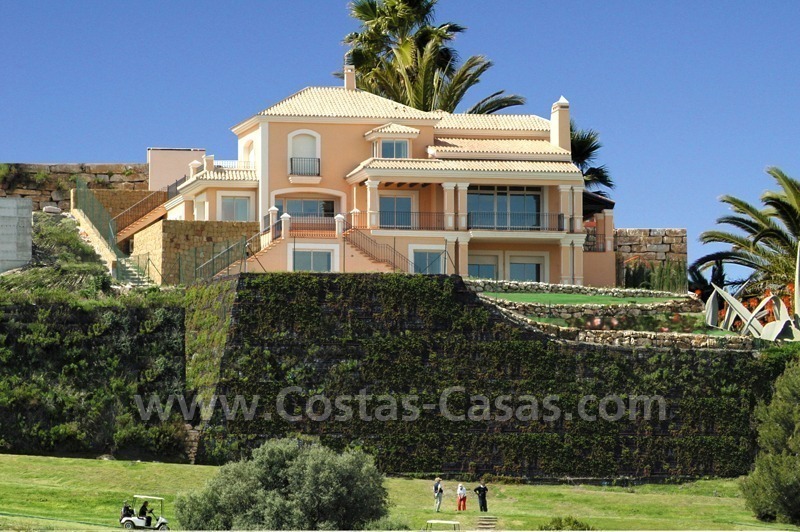 Villa de luxe à vendre en première ligne de golf à Marbella - Benahavis avec des vues magnifiques de la mer, du golf et des montagnes