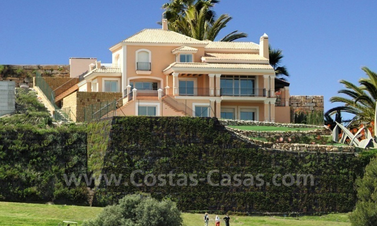 Villa de luxe à vendre en première ligne de golf à Marbella - Benahavis avec des vues magnifiques de la mer, du golf et des montagnes 0