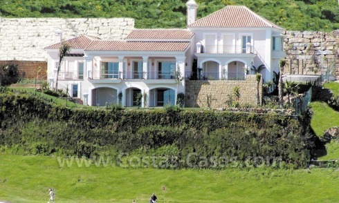 Villa de luxe en première ligne de golf à vendre à Marbella - Benahavis avec des vues spéctaculaires sur la mer, le golf et les montagnes 