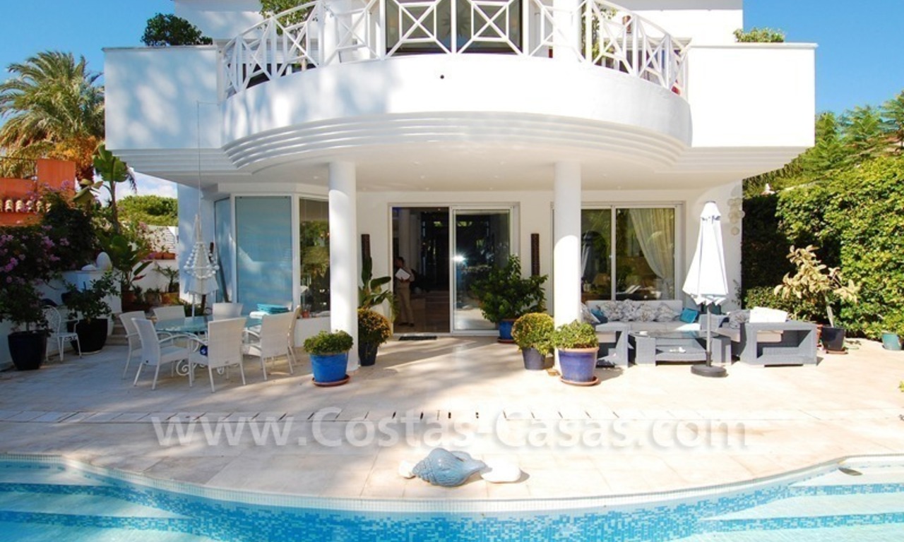 Villa moderne à vendre, près de la plage, dans la zone entre Marbella et Estepona 2