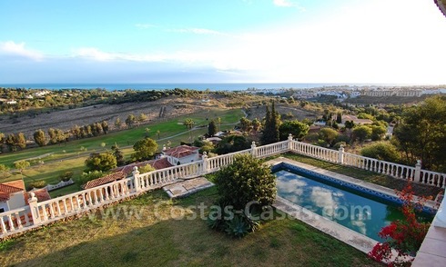 Villa à rénover avec des vues panoramiques de la mer, du golf et des montagnes, en vente dans la zone de Marbella - Estepona 