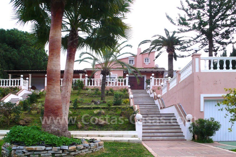Énorme villa de plage avec des maisons pour hôtes à vendre dans Marbella Est