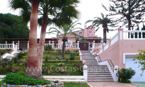 Énorme villa de plage avec des maisons pour hôtes à vendre dans Marbella Est 