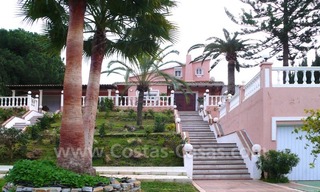 Énorme villa de plage avec des maisons pour hôtes à vendre dans Marbella Est 0