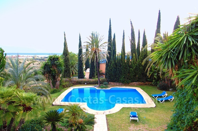  Villa énorme de style arabe andalou, emplacé sur une grande parcelle avec piscine, arbres fruités, terrain de tennis et avec des vues sur la mer et la montagne