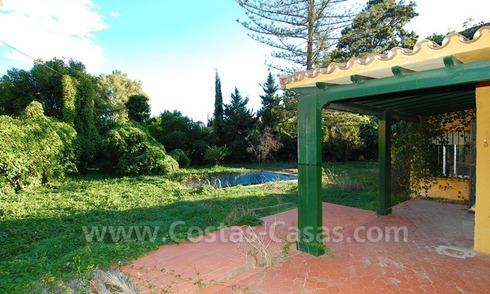 Opportunité! Parcelle avec une villa détachée à renover, à vendre près de la plage à San Pedro - Marbella 
