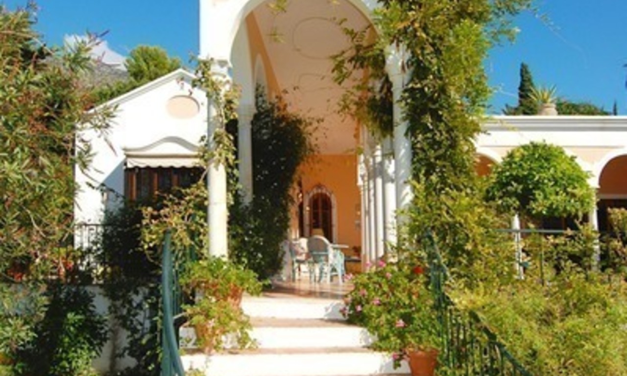 Villa romantique à vendre au-dessus de la Mille d' Or à Marbella 9