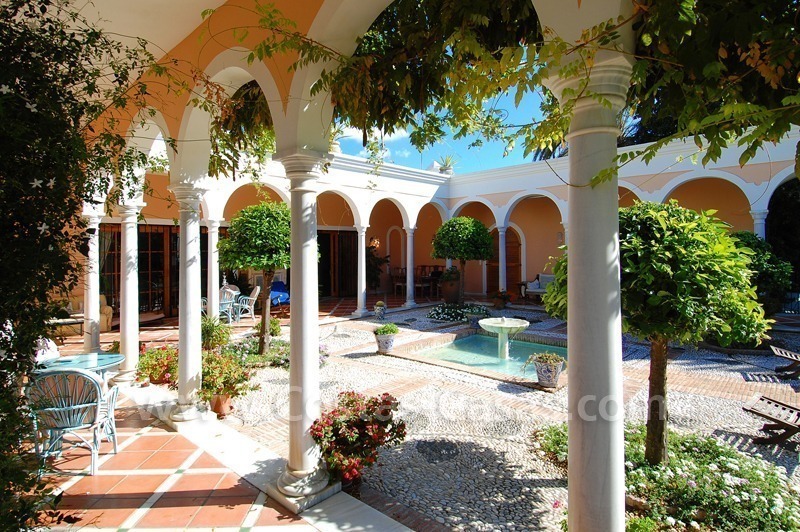 Villa romantique à vendre au-dessus de la Mille d' Or à Marbella