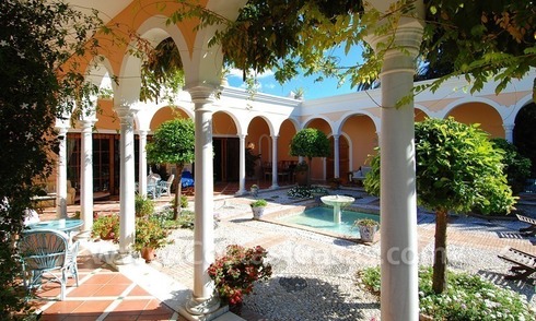 Villa romantique à vendre au-dessus de la Mille d' Or à Marbella 