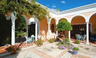Villa romantique à vendre au-dessus de la Mille d' Or à Marbella 4