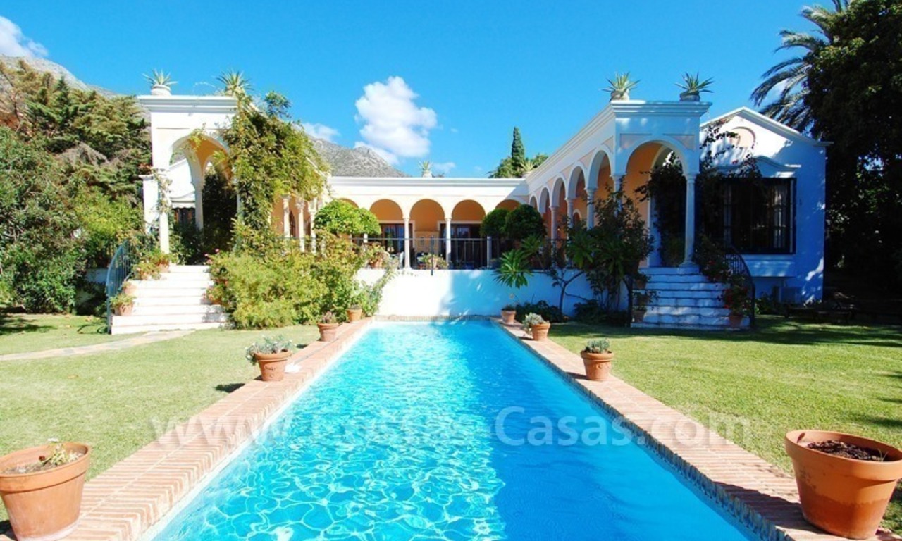 Villa romantique à vendre au-dessus de la Mille d' Or à Marbella 12