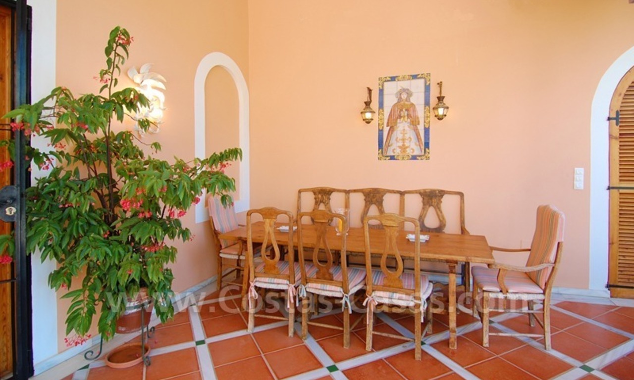 Villa romantique à vendre au-dessus de la Mille d' Or à Marbella 26