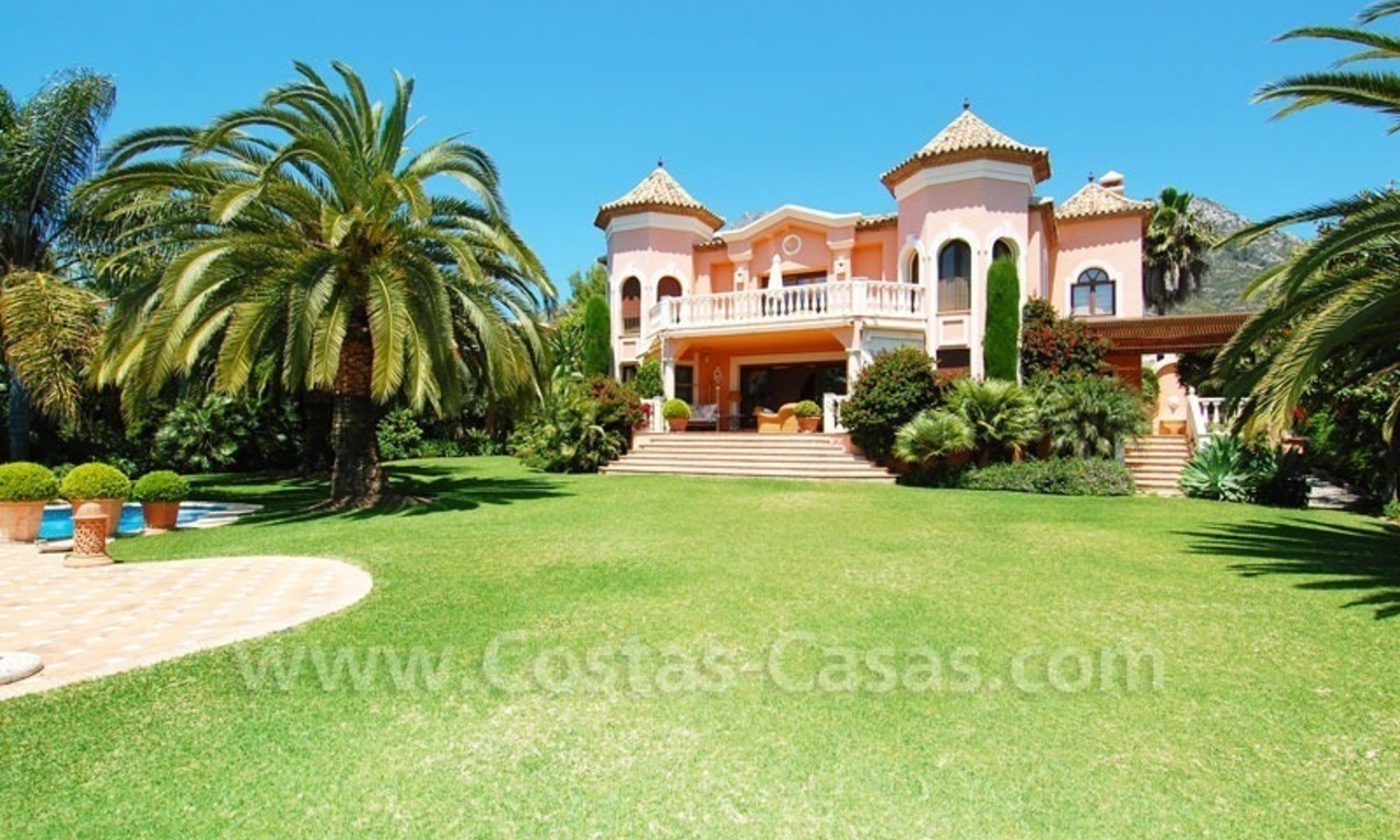 Villa de luxe de style classique à acheter à Sierra Blanca, Marbella 0