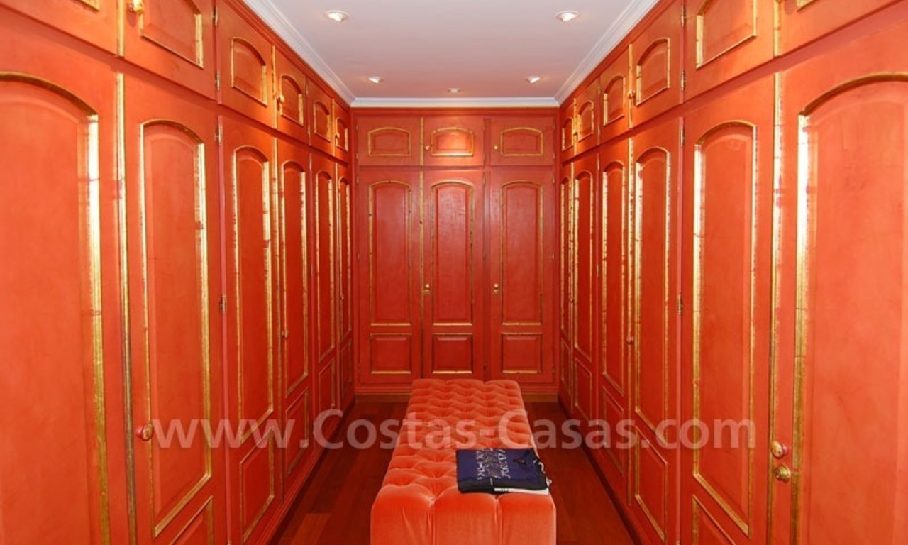 Villa de luxe de style classique à acheter à Sierra Blanca, Marbella 29