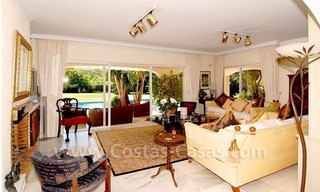 Charmante villa de style andalou à vendre en première ligne de golf à Nueva Andalucía, Marbella 14