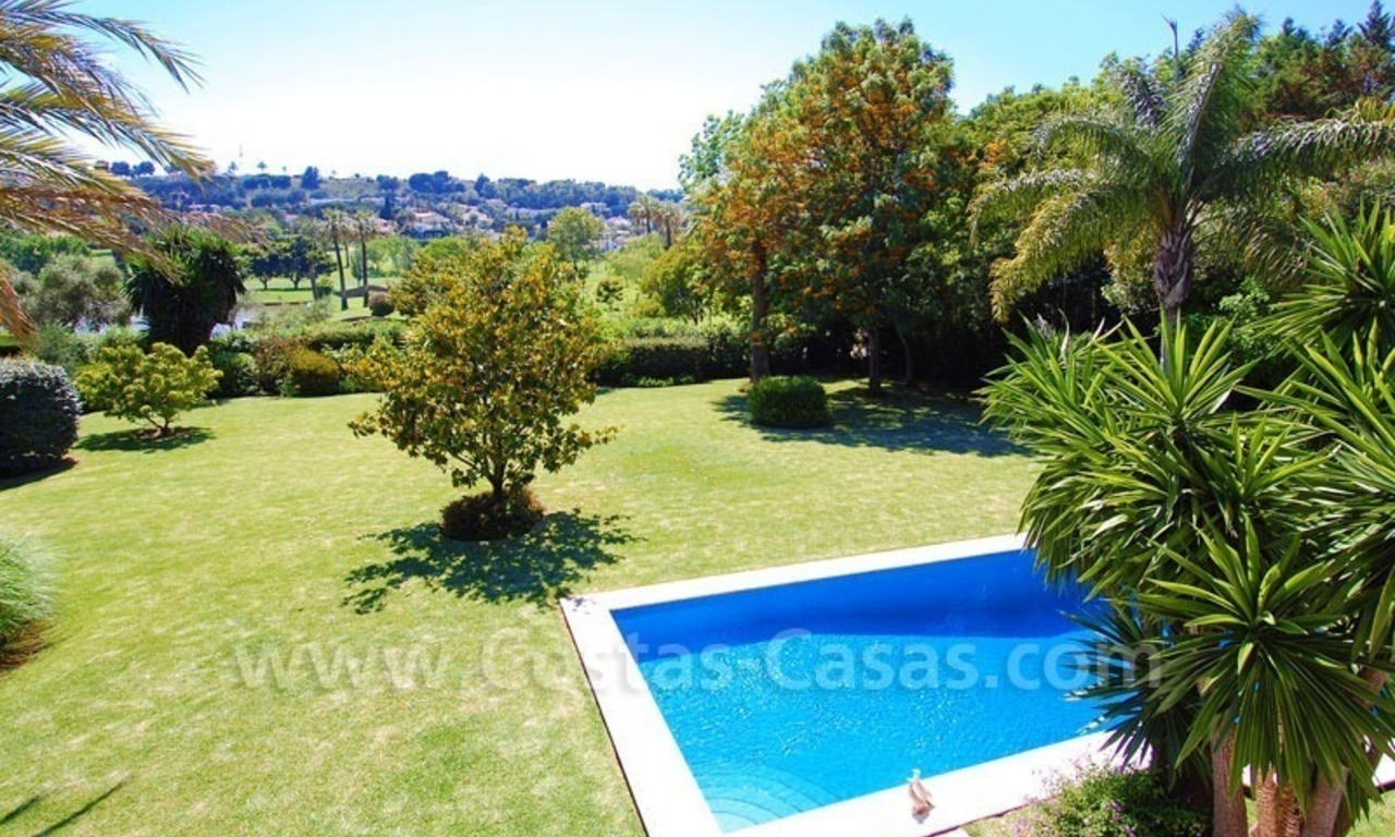 Charmante villa de style andalou à vendre en première ligne de golf à Nueva Andalucía, Marbella 24