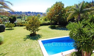 Charmante villa de style andalou à vendre en première ligne de golf à Nueva Andalucía, Marbella 24