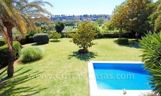 Charmante villa de style andalou à vendre en première ligne de golf à Nueva Andalucía, Marbella 25