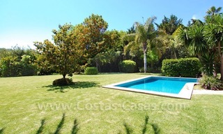 Charmante villa de style andalou à vendre en première ligne de golf à Nueva Andalucía, Marbella 9