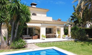 Charmante villa de style andalou à vendre en première ligne de golf à Nueva Andalucía, Marbella 4
