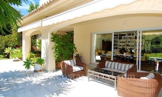 Charmante villa de style andalou à vendre en première ligne de golf à Nueva Andalucía, Marbella 6