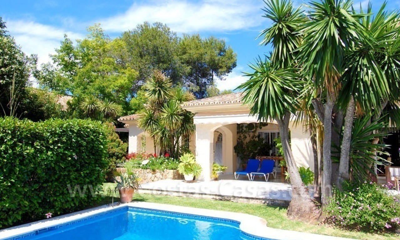 Charmante villa de style andalou à vendre en première ligne de golf à Nueva Andalucía, Marbella 5