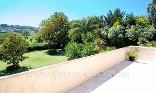 Charmante villa de style andalou à vendre en première ligne de golf à Nueva Andalucía, Marbella 22