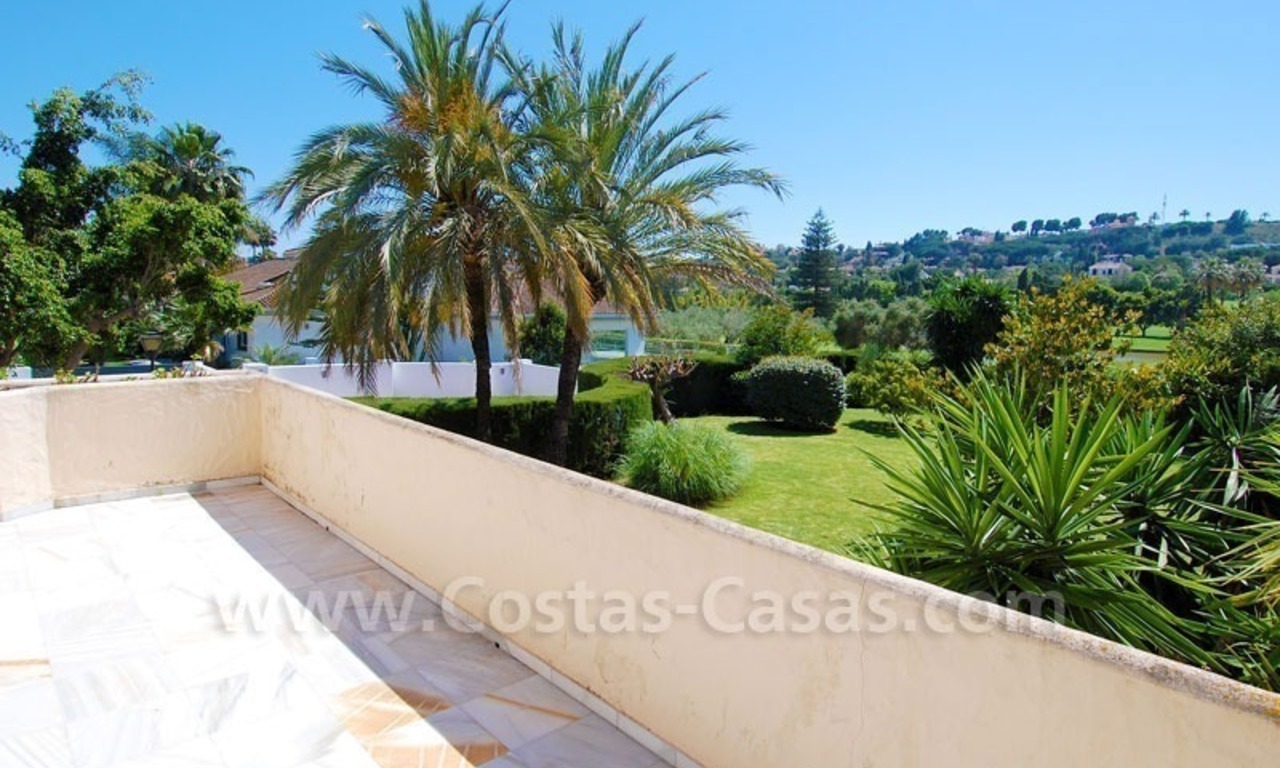 Charmante villa de style andalou à vendre en première ligne de golf à Nueva Andalucía, Marbella 21