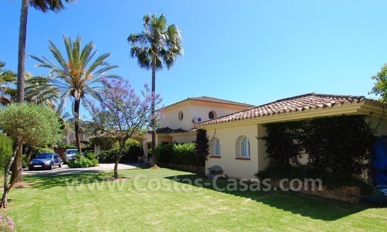 Charmante villa de style andalou à vendre en première ligne de golf à Nueva Andalucía, Marbella 26