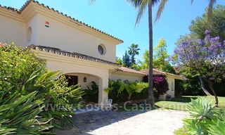 Charmante villa de style andalou à vendre en première ligne de golf à Nueva Andalucía, Marbella 11