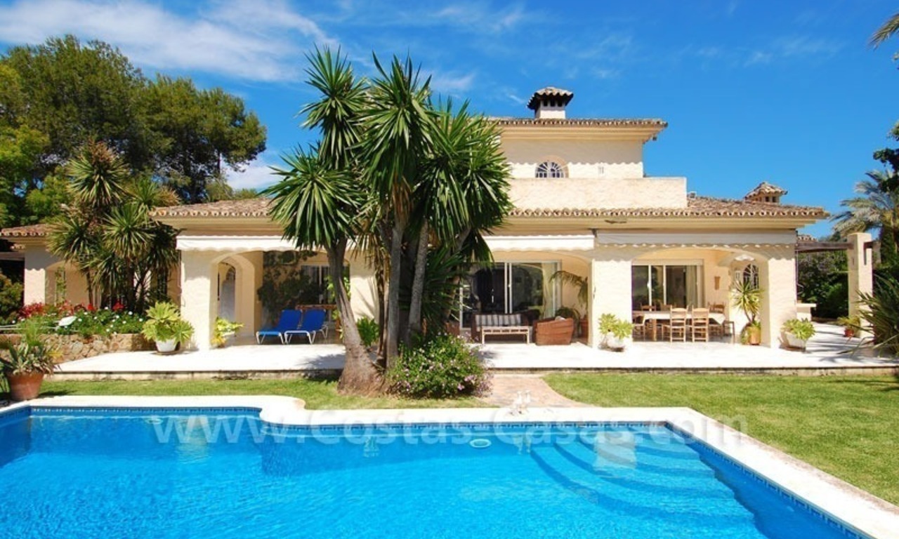 Charmante villa de style andalou à vendre en première ligne de golf à Nueva Andalucía, Marbella 3