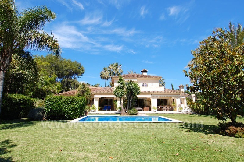 Charmante villa de style andalou à vendre en première ligne de golf à Nueva Andalucía, Marbella