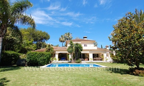 Charmante villa de style andalou à vendre en première ligne de golf à Nueva Andalucía, Marbella 