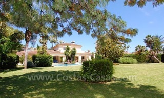 Charmante villa de style andalou à vendre en première ligne de golf à Nueva Andalucía, Marbella 2