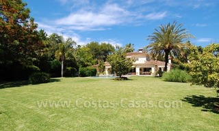 Charmante villa de style andalou à vendre en première ligne de golf à Nueva Andalucía, Marbella 1