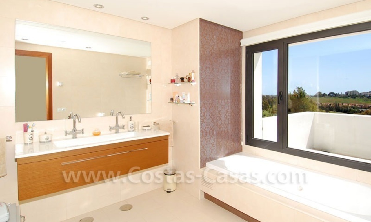 Revente: villa moderne de style contemporain à vendre, en première ligne de golf avec vues sur la mer, Marbella - Benahavis 15