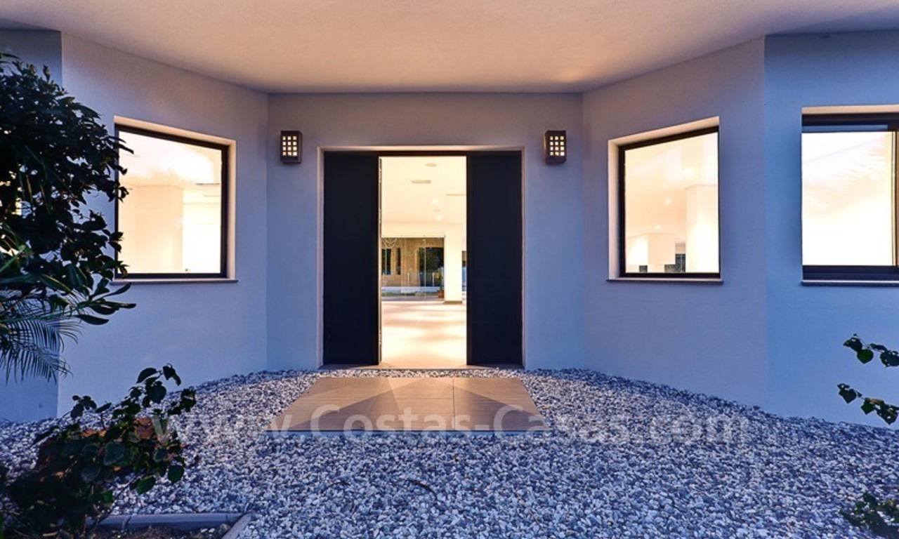 Villa moderne en première ligne de plage à vendre dans Nueva Andalucía, Marbella 1