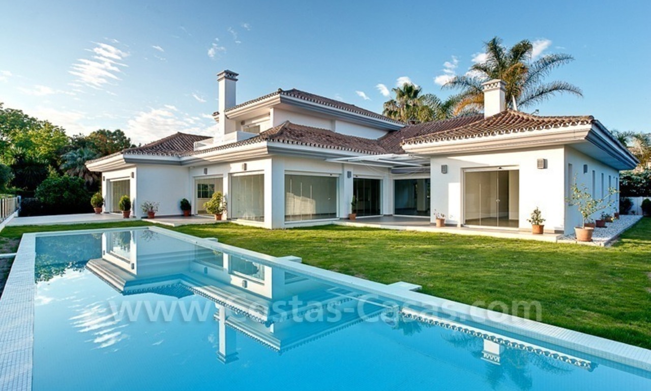 Villa moderne en première ligne de plage à vendre dans Nueva Andalucía, Marbella 0