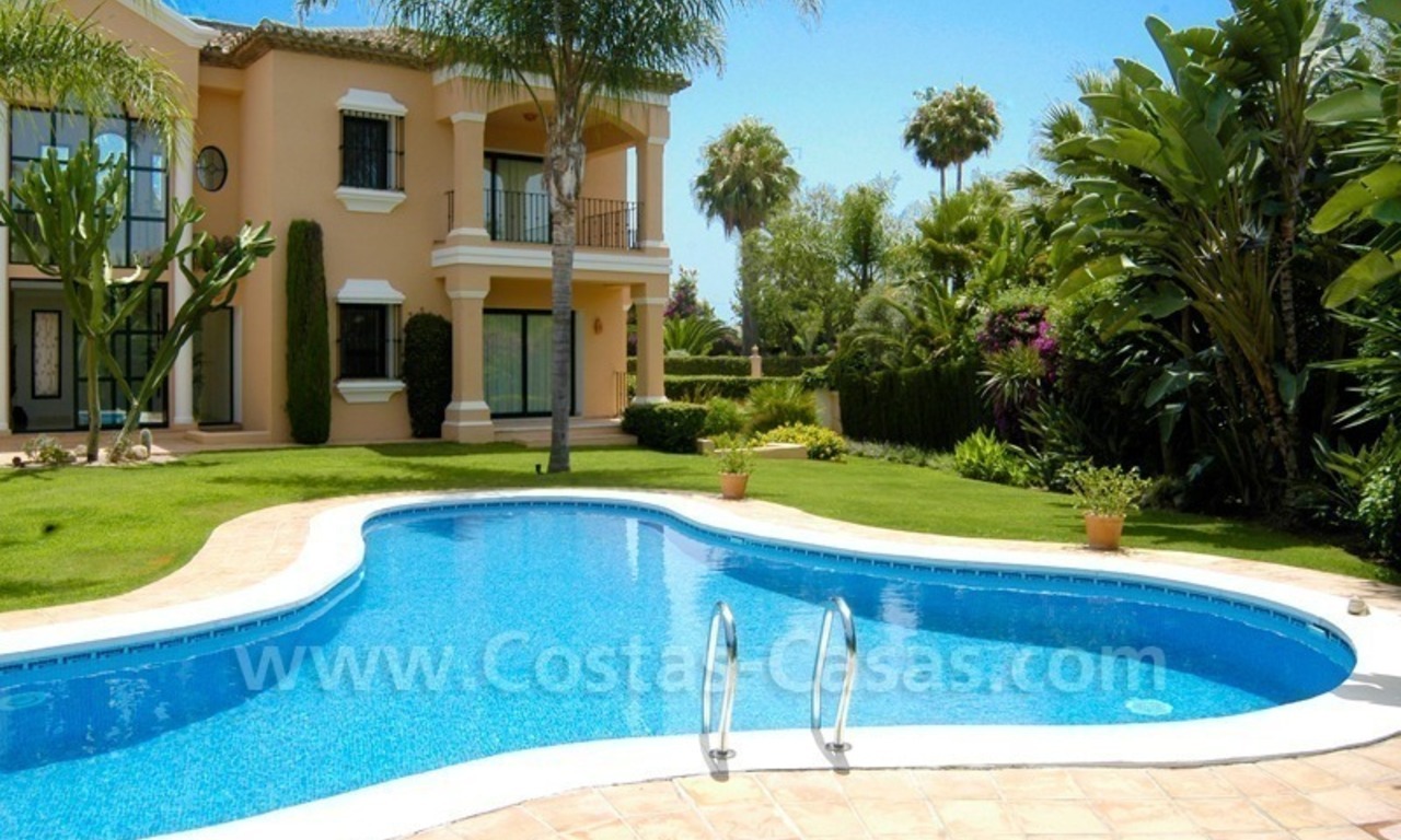 Villa de style andalou en première ligne de golf à acheter à Nueva Andalucía, Marbella 1