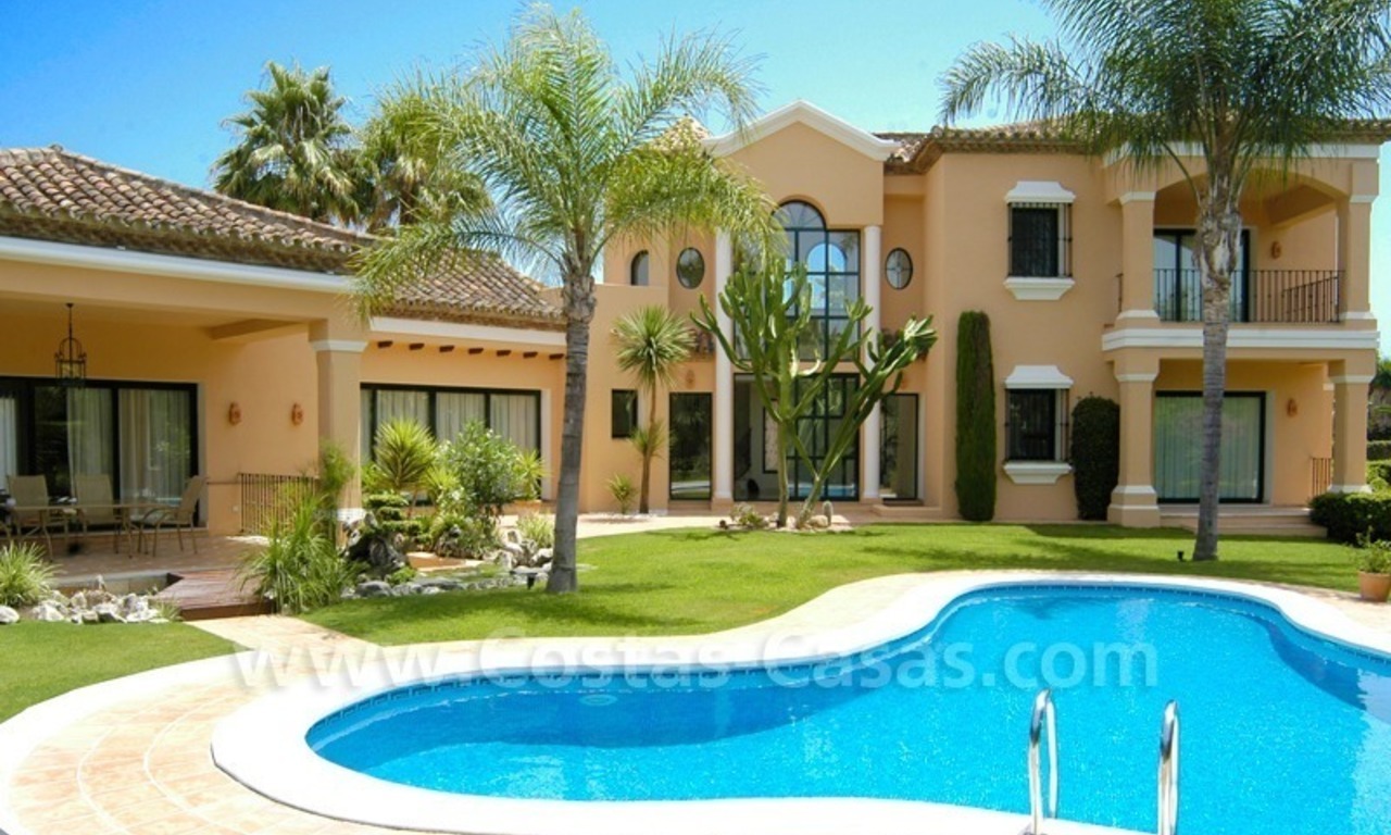 Villa de style andalou en première ligne de golf à acheter à Nueva Andalucía, Marbella 0