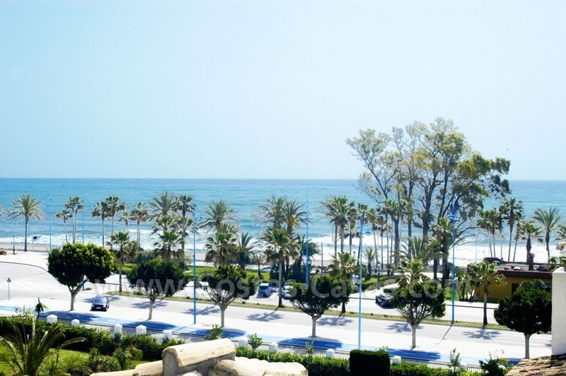 Spacieux penthouse duplex à acheter dans un complexe en première ligne de plage à Marbella